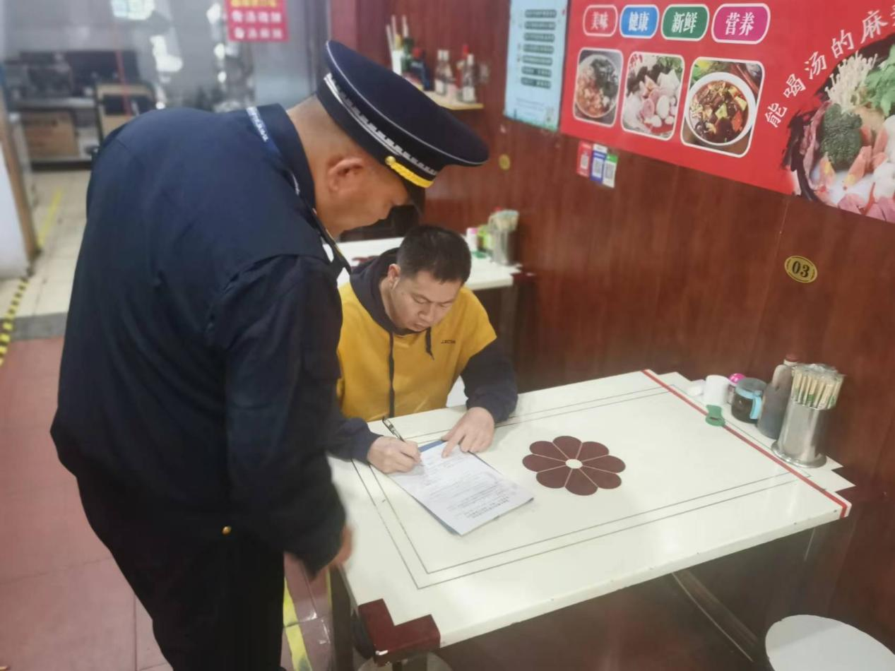 長興路執法中隊開展餐飲油煙排查整治專項行動
