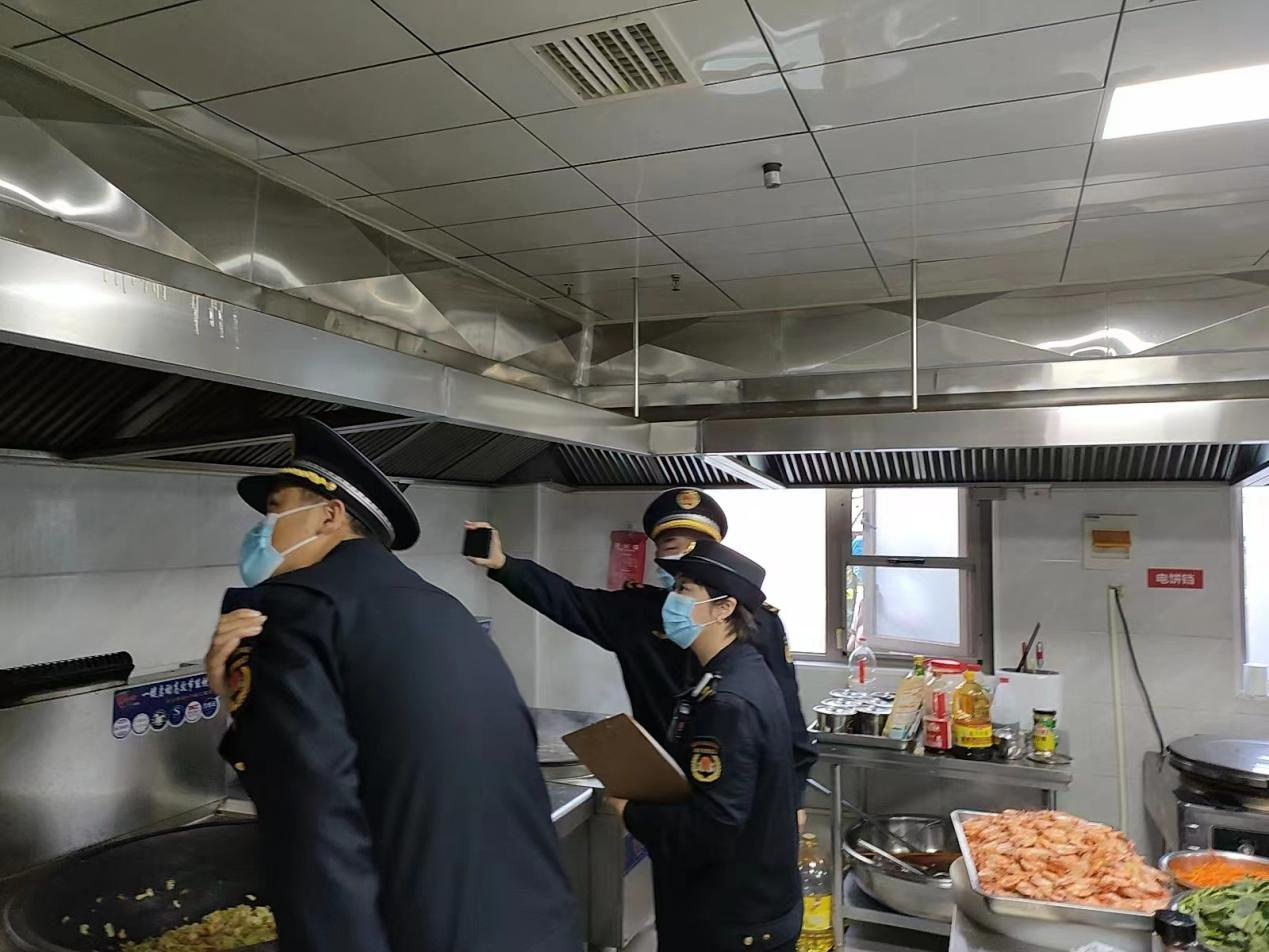 長興路執法中隊開展轄區內學校、幼兒園油煙排放檢查