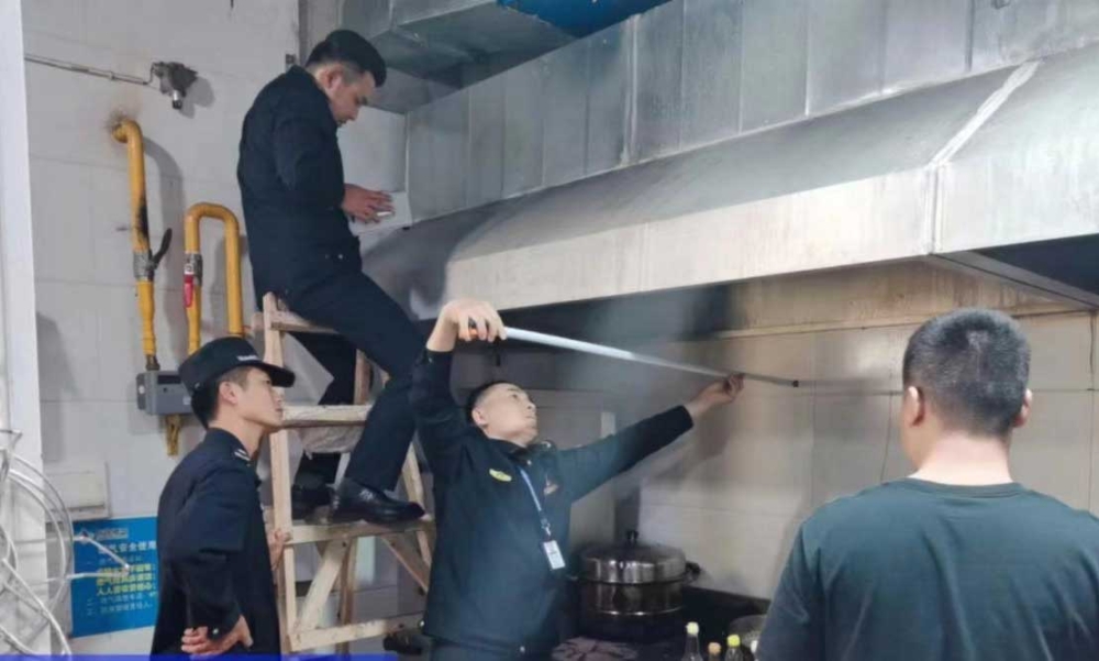 華容縣城市管理綜合行政執法大隊開展餐飲油煙集中整治“回頭看”行動