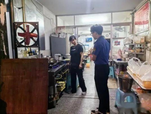 龍港市綜合行政執法局開展餐飲油煙專項檢查整治行動