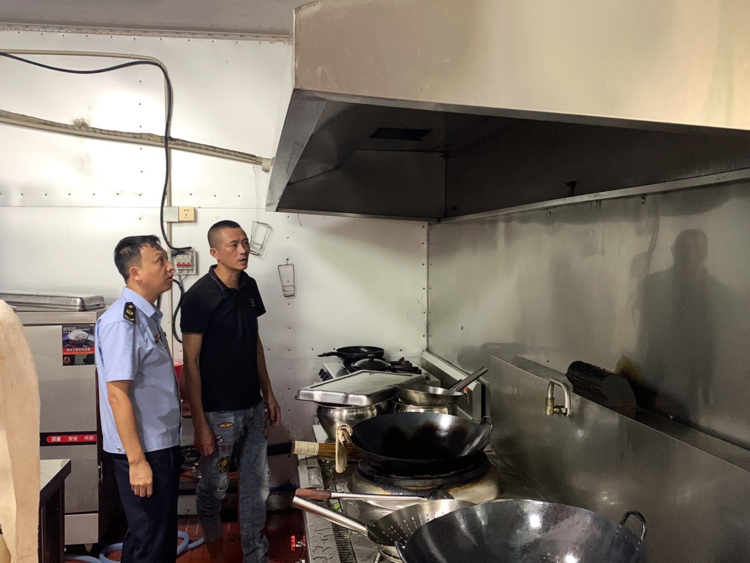 臨高縣市監局開展餐飲油煙整治工作