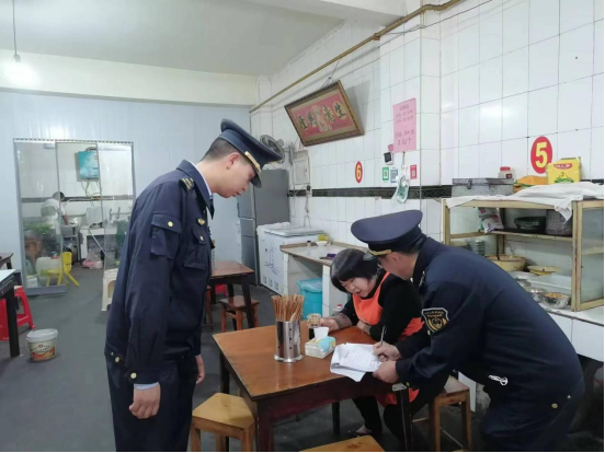 草池街道綜合執法隊開展餐飲油煙專項整治行動