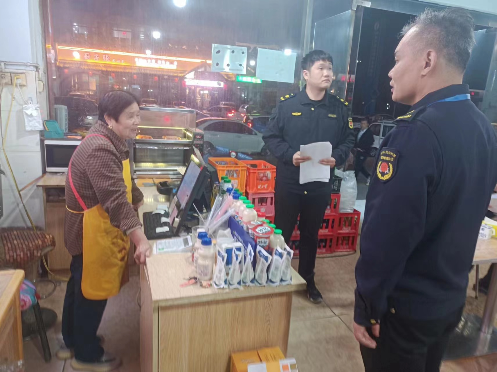 許昌市城市管理執法支隊開展餐飲油煙專項檢查整治工作