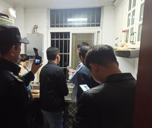 潁上縣城管局開展沿街餐飲戶的油煙排放情況聯合執法