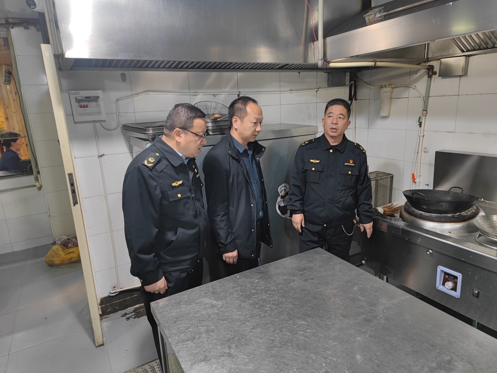 東街市場監督管理所開展餐飲油煙治理專項整治行動