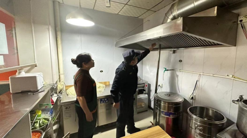 高陵區城管局開展轄區餐飲門店油煙大整治
