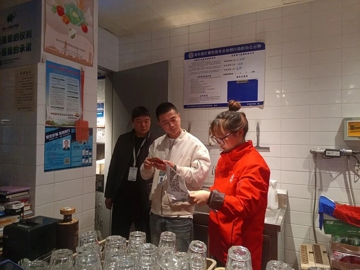 龍湖辦事處三舉措推進餐飲業油煙污染防治工作