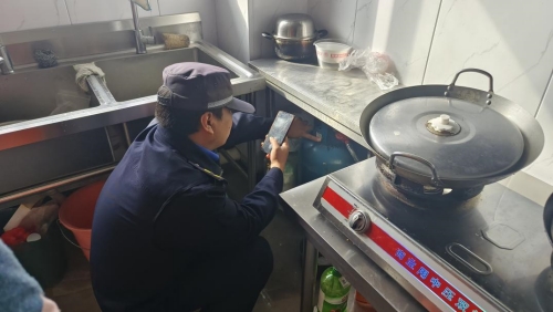 於潛中隊開展轄區內餐飲單位油煙專項檢查
