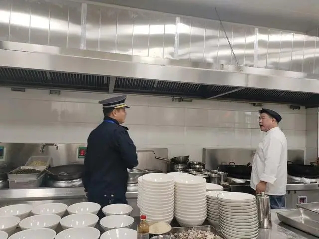 蓮湖街道辦事處開展冬季油煙污染治理行動