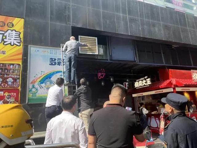 盛世路社區開展餐飲油煙污染專項清理整治行動