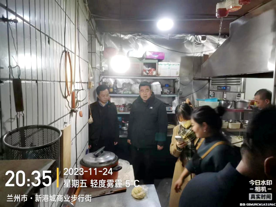 雁北街道開展轄區餐飲行業油煙污染及燃氣使用安全專項治理