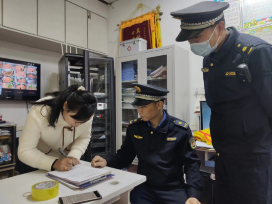 西湖社區開展油煙排查整治行動