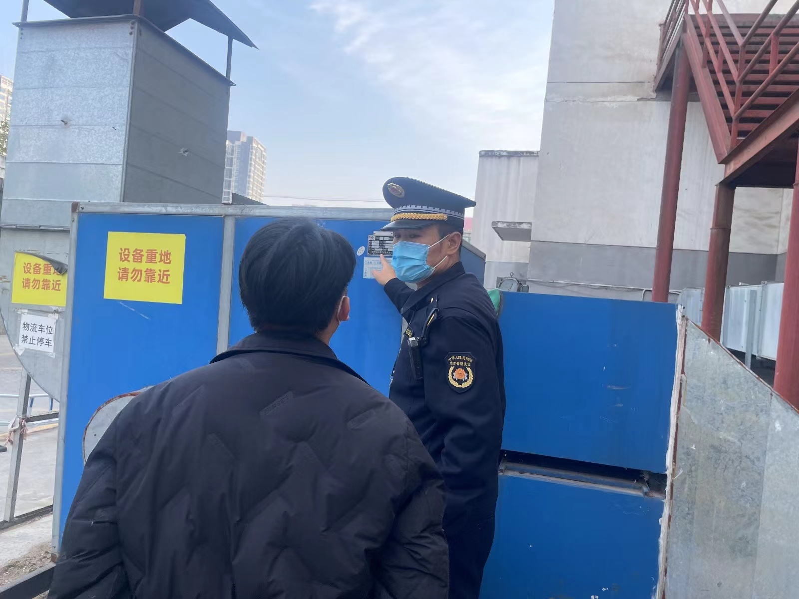 東風路街道路執法中隊開展餐飲油煙污染專項整治行動