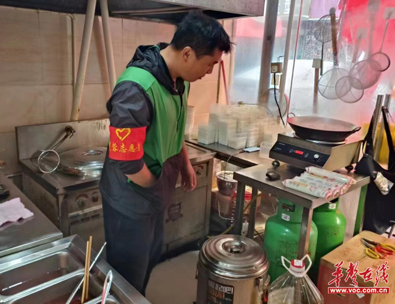 金科社區開展餐飲油煙污染專項整治利劍動