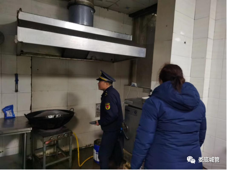 婁底市城管執法支隊環保大隊開展油煙凈化常態化監管和執法行動