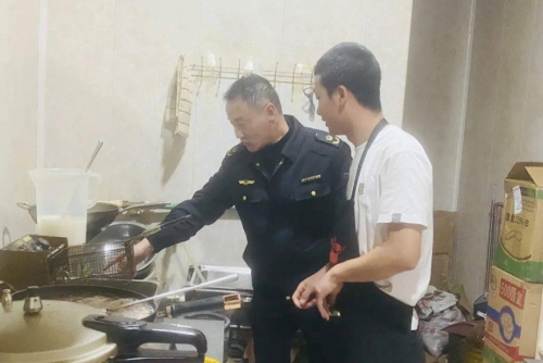 岷陽鎮市場監管所開展油煙污染治理專項整治