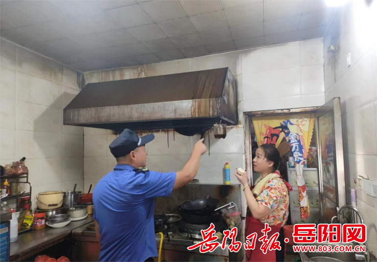 金鶚山街道開展餐飲油煙整治“利劍”行動
