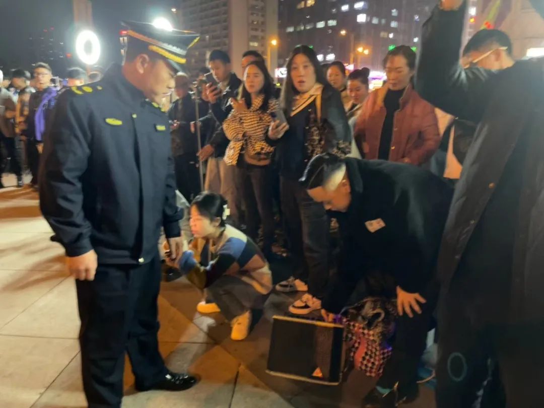 蘭花都街道開展油煙噪聲專項整治行動