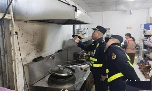 金鄉縣綜合行政執法局開展轄區餐飲油煙專項整治行動