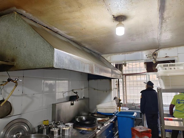 白銀區城管執法局開展餐飲油煙專項整治