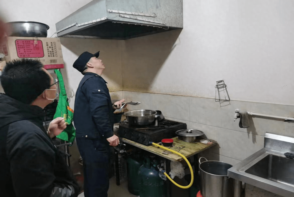 豫龍鎮綜合執法大隊開展餐飲業油煙專項治理行動