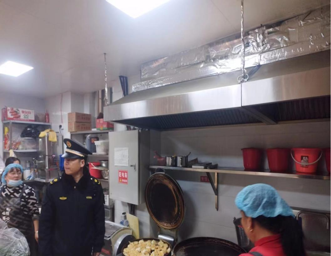 新城中隊開展轄區餐飲門店油煙排放的情況全面排查整治