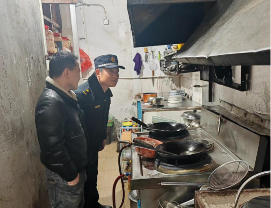 瀘溪縣城市管理和綜合執法大隊開展夜市餐飲油煙專項整治行動