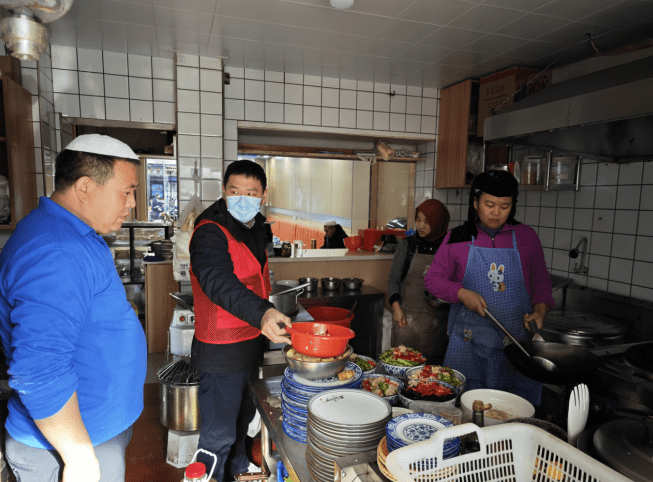 華元社區開展轄區重點區域的油煙污漬、墻體污損集中排查整治