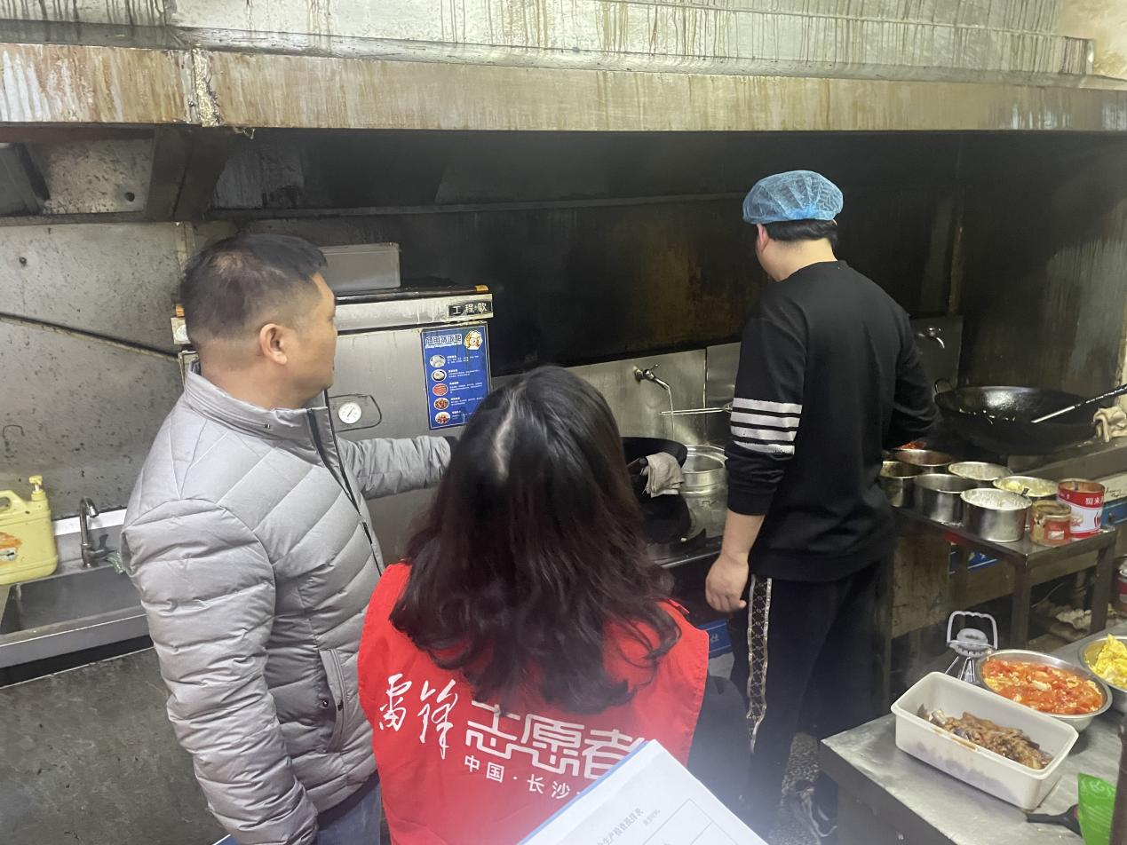 文昌閣社區開展餐飲油煙污染專項整治行動