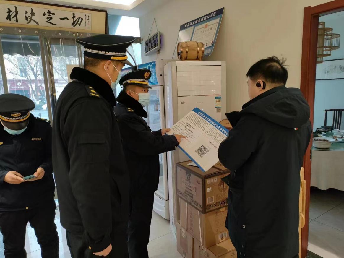 長興路中隊開展餐飲油煙治理專項行動