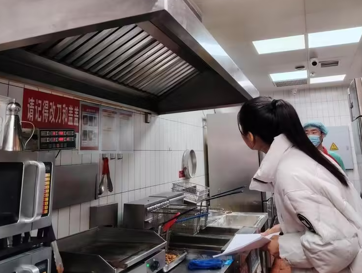 斑馬湖社區開展餐飲門店巡查與宣傳
