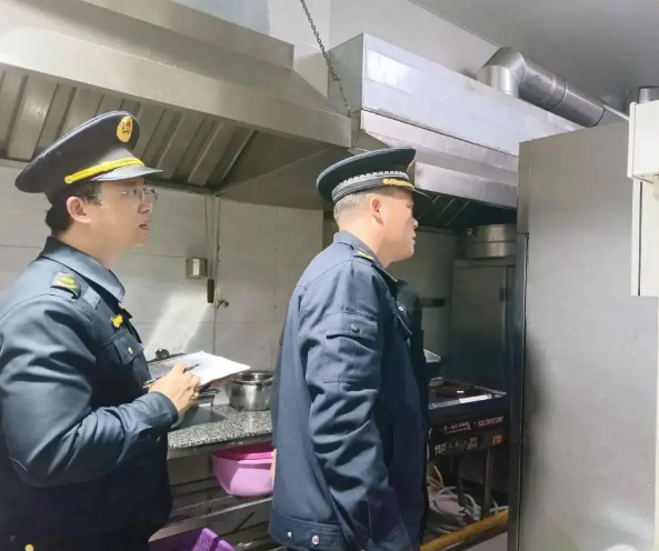 融安縣城管執法局開展節前餐飲業油煙排放專項檢查行動