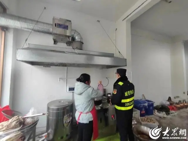 金鄉縣綜合行政執法局開展城區餐飲油煙專項集中檢查行動