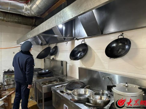 半程鎮城市管理中隊開展餐飲油煙專項整治行動