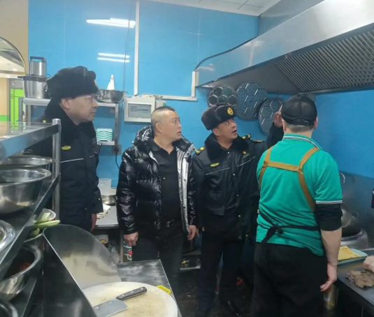 科右中旗城市管理綜合行政執法局城市管理執法三隊開展餐飲業油煙凈化裝置安裝使用執法檢查