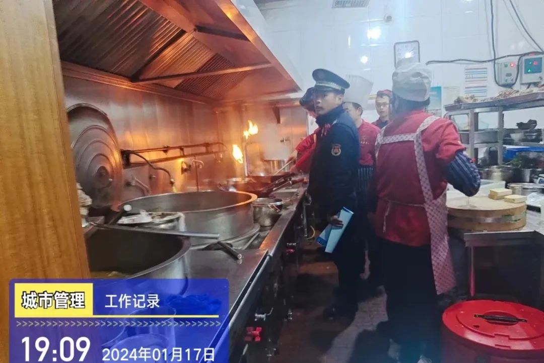 西安市經開區城管局開展餐飲門店油煙專項整治行動