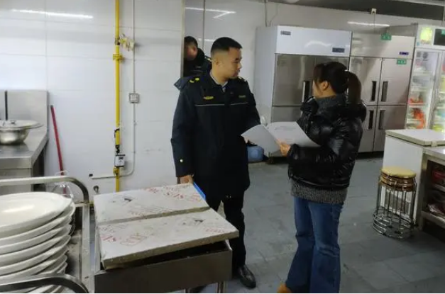 橋驛鎮綜合行政執法大隊開展春節前餐飲門店突擊檢查