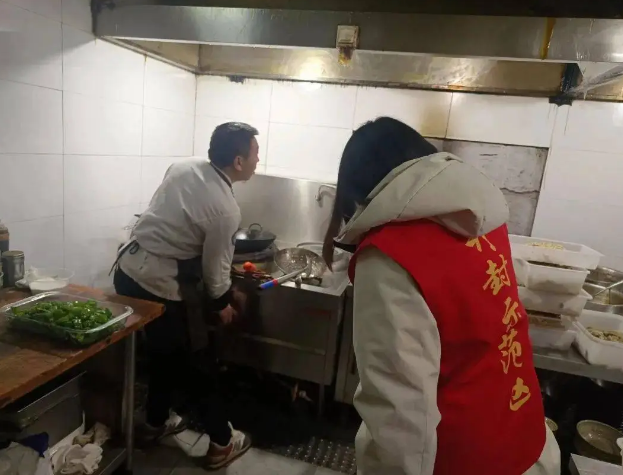 金耀街道湖畔社區推進城區餐飲業油煙污染治理工作