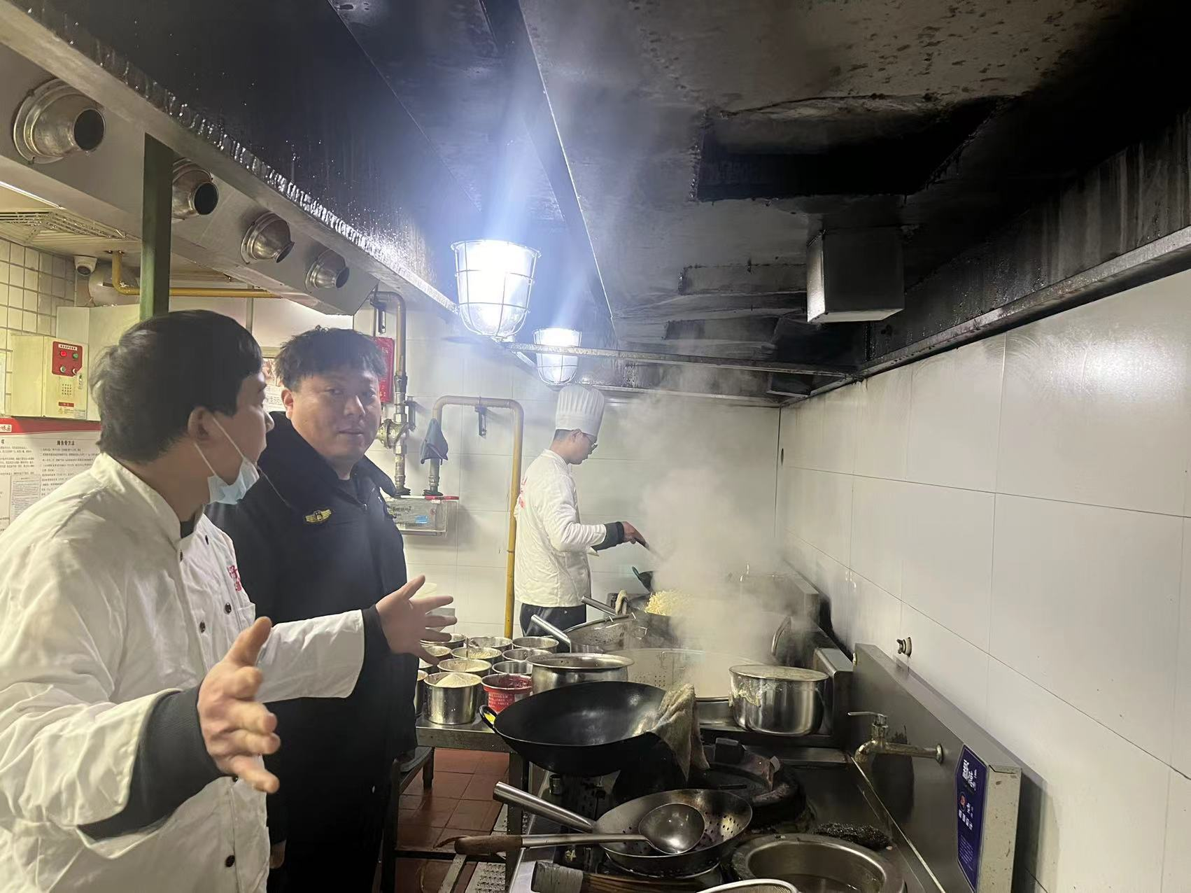 迎賓路執法中隊開展餐飲業油煙污染專項整治行動