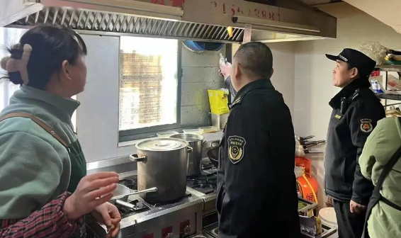 濉溪縣城管局開展餐飲油煙污染專項整治聯合執法行動