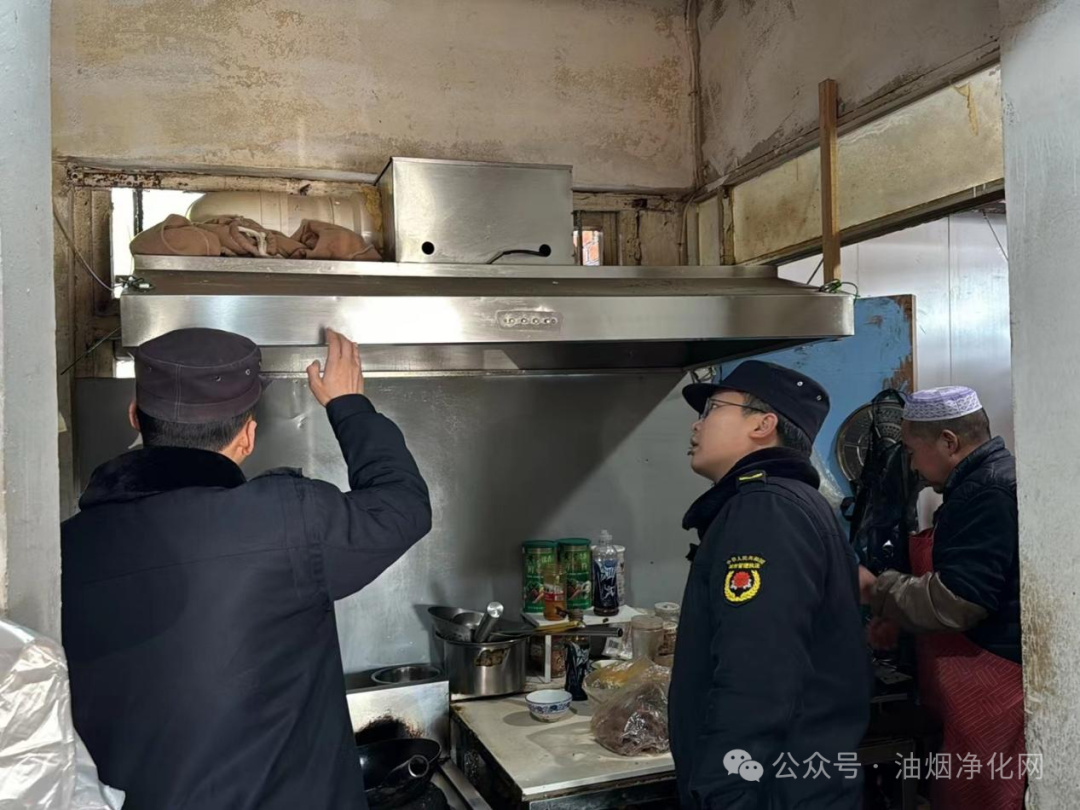 昌河街道城管中隊三舉措開展餐飲行業油煙污染專項整治工作