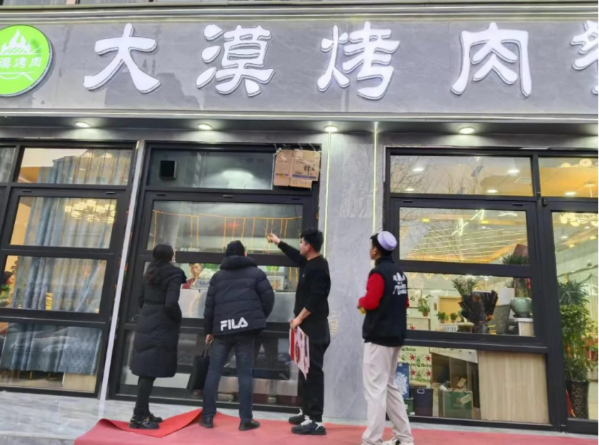 福臺路街道市場監管所開展春節餐飲油煙污染夜查