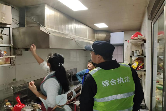 隱珠綜合執法中隊開展餐飲企業油煙凈化設施專項執法檢查