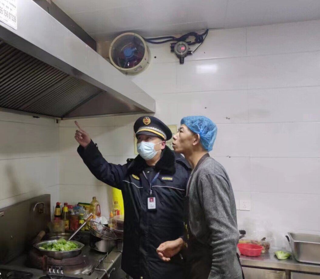 迎賓路執法中隊開展餐飲油煙污染專項整治行動