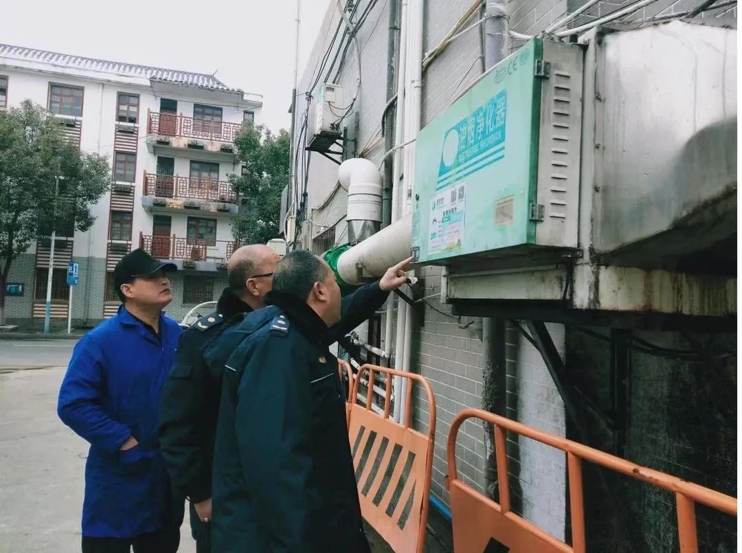 萬安縣城管局開展餐廚油煙污染專項攻堅行動