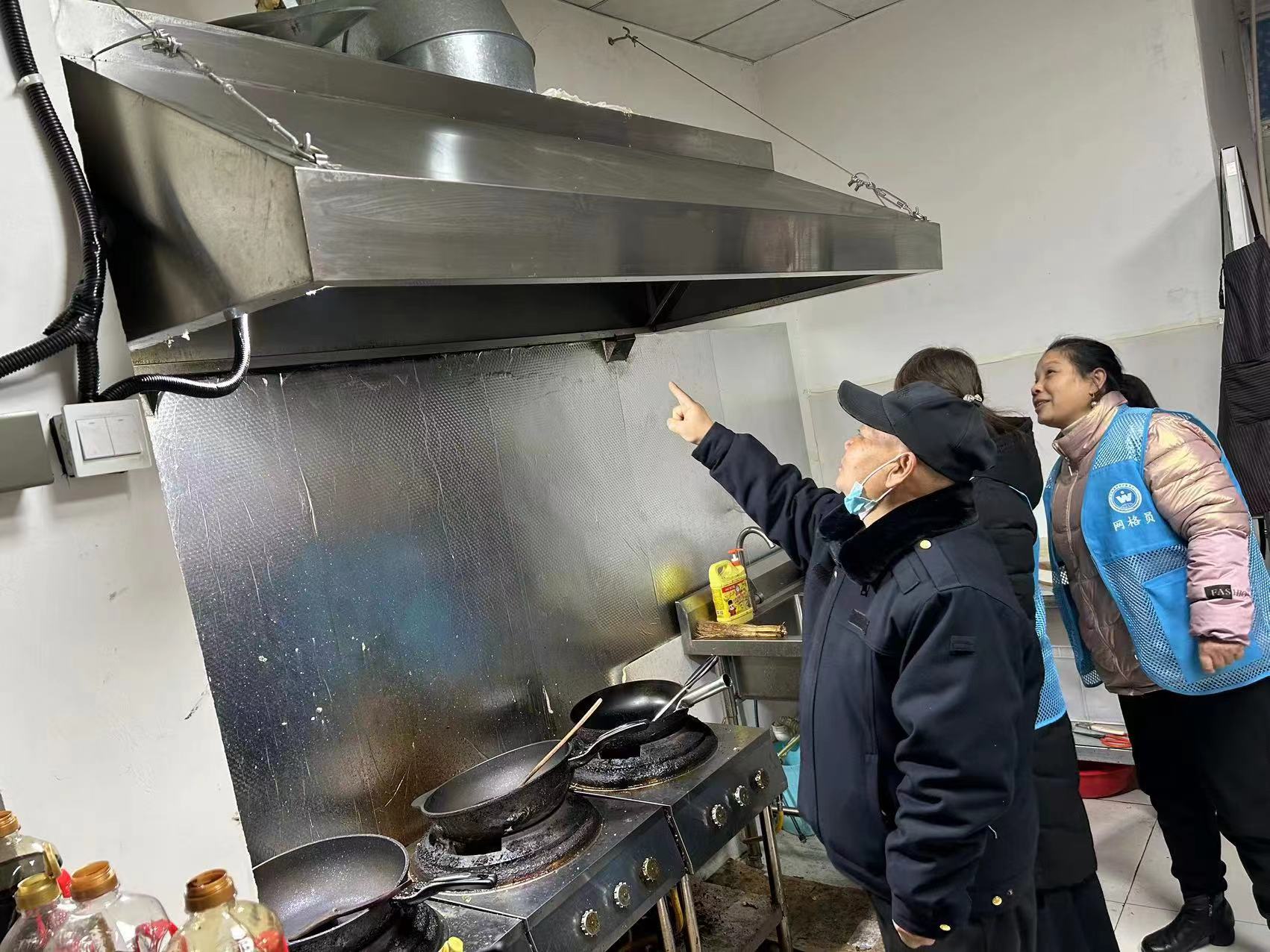 蔣家王平社區城管協管分隊開展轄區內所有餐飲商戶全面檢查