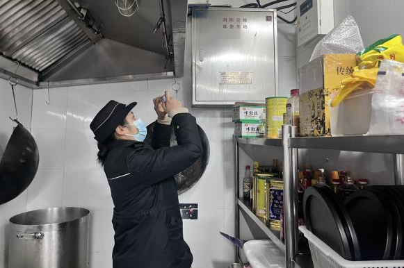 婺城區綜合行政執法局城中中隊開展餐飲油煙專項檢查