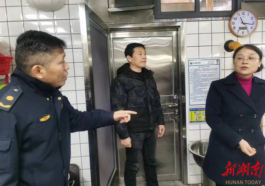 南托街道城管辦開展轄區節后餐飲油煙專項治理行動