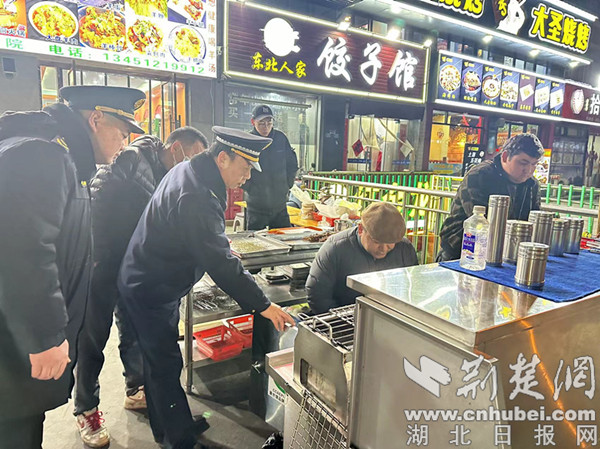 荊門城管部門開展餐飲門店油煙凈化器專項檢查工作
