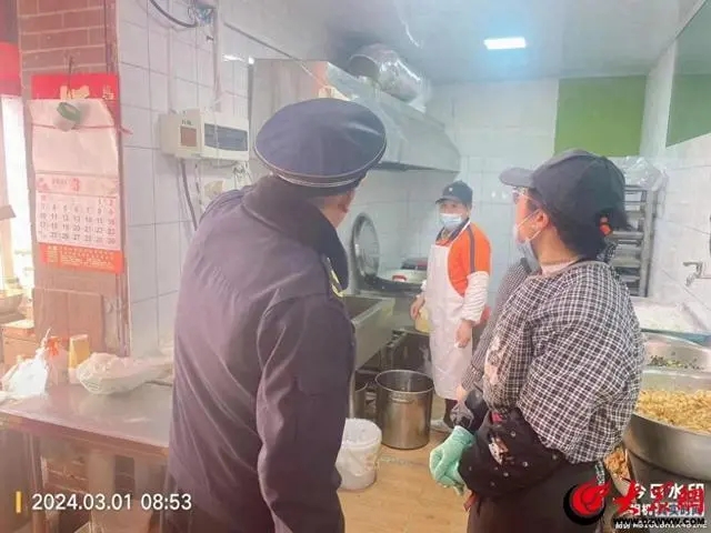 合肥路街道綜合行政執法中隊開展餐飲油煙污染整治行動